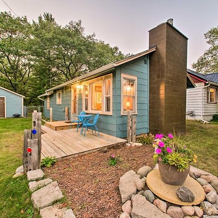 East Tawas Cabin With Deck, Backyard And Fire Pit! מראה חיצוני תמונה