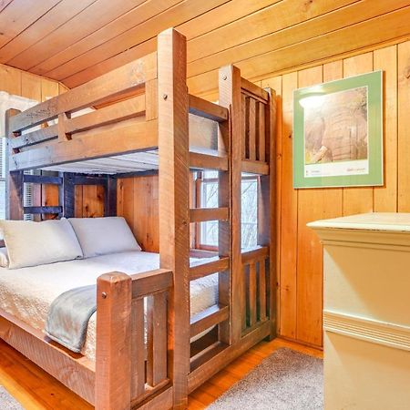 East Tawas Cabin With Deck, Backyard And Fire Pit! מראה חיצוני תמונה