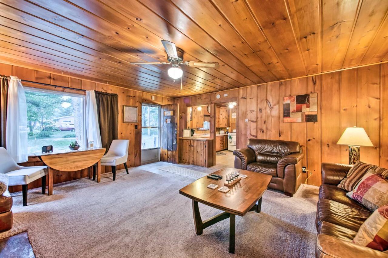 East Tawas Cabin With Deck, Backyard And Fire Pit! מראה חיצוני תמונה