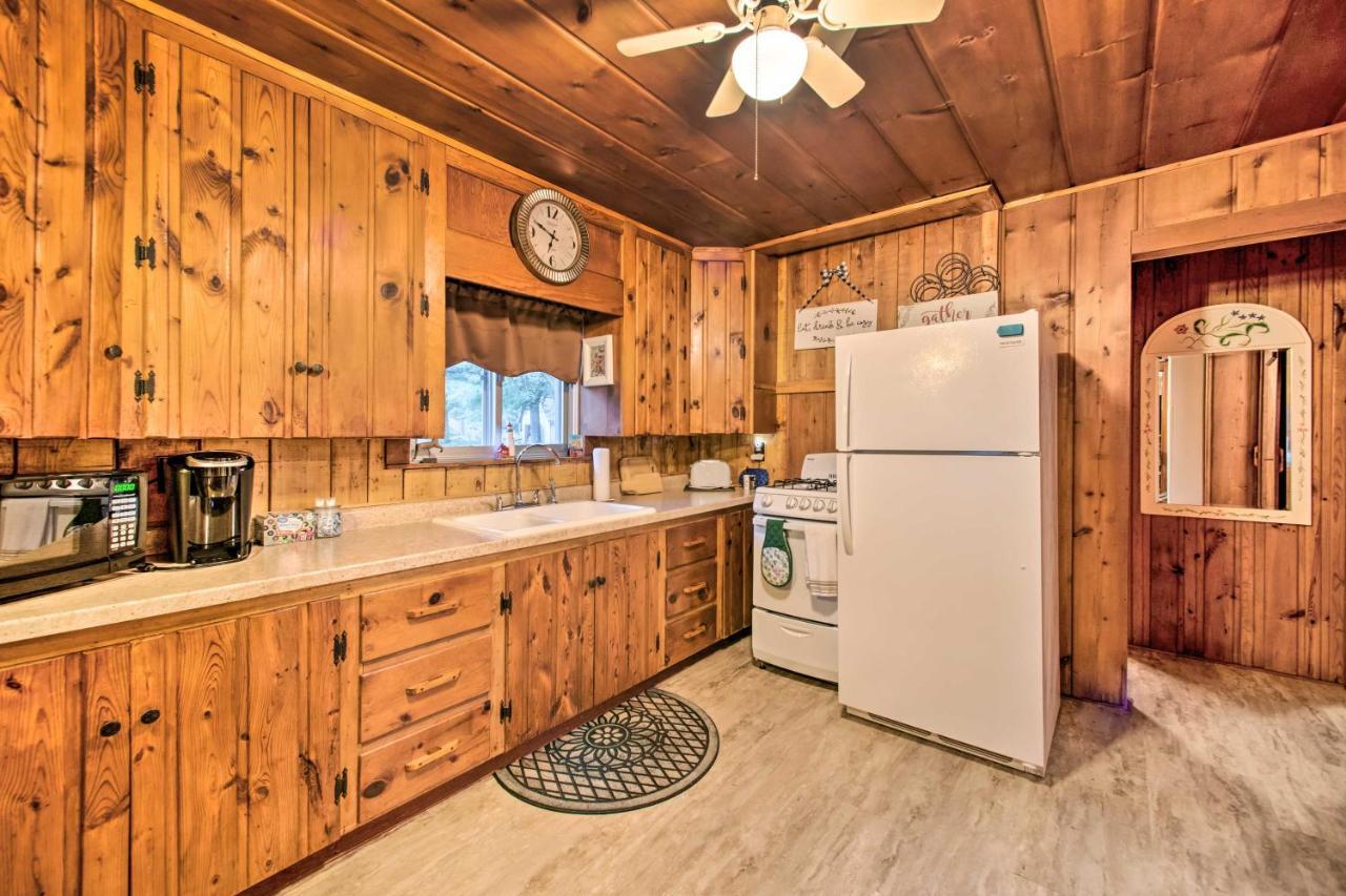 East Tawas Cabin With Deck, Backyard And Fire Pit! מראה חיצוני תמונה