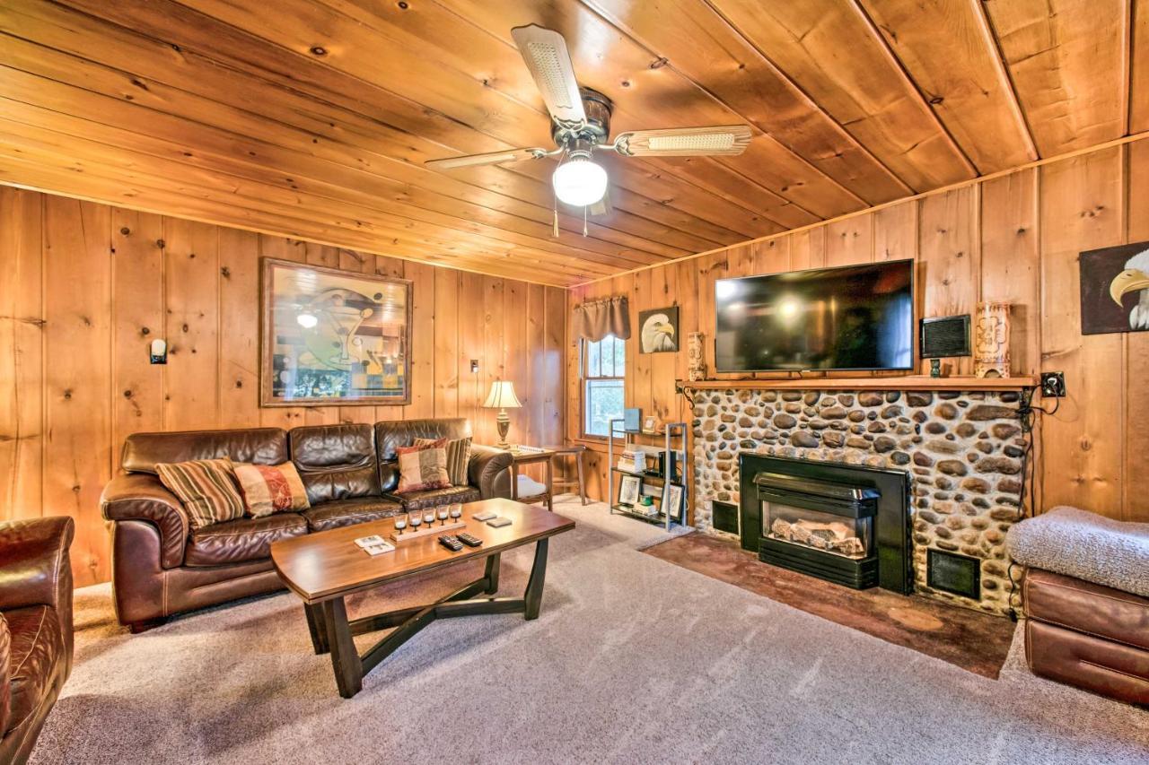 East Tawas Cabin With Deck, Backyard And Fire Pit! מראה חיצוני תמונה