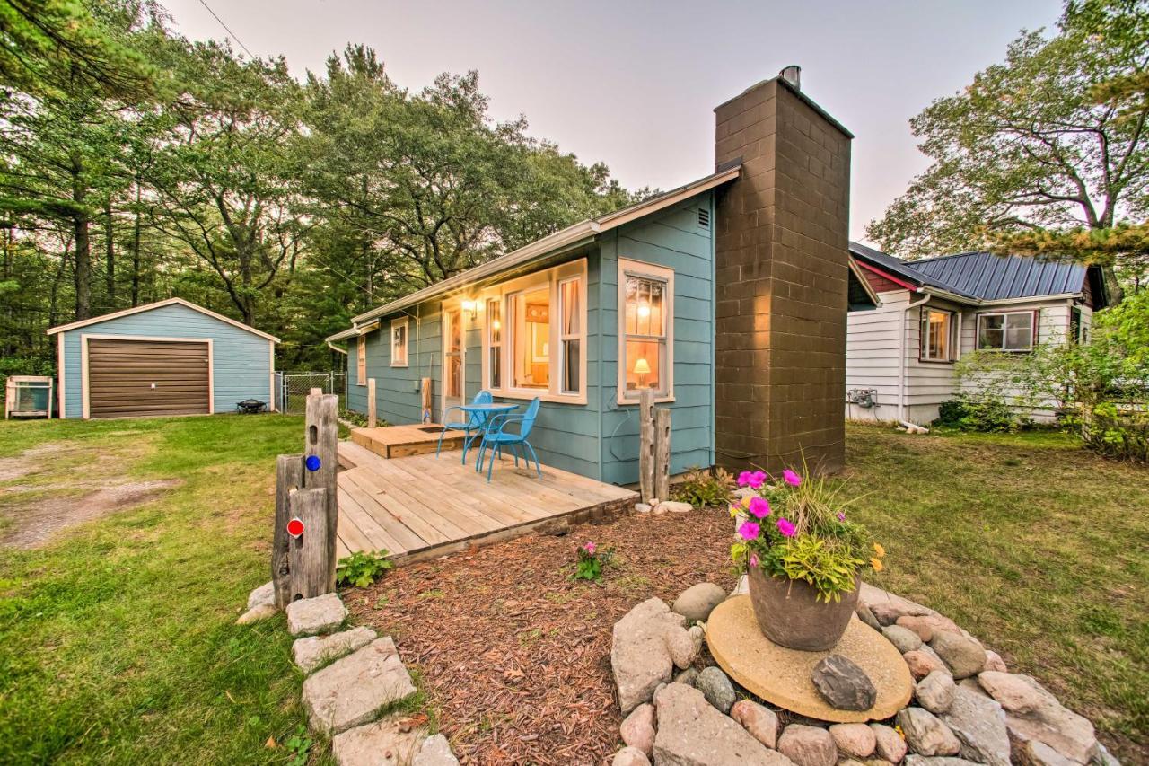 East Tawas Cabin With Deck, Backyard And Fire Pit! מראה חיצוני תמונה