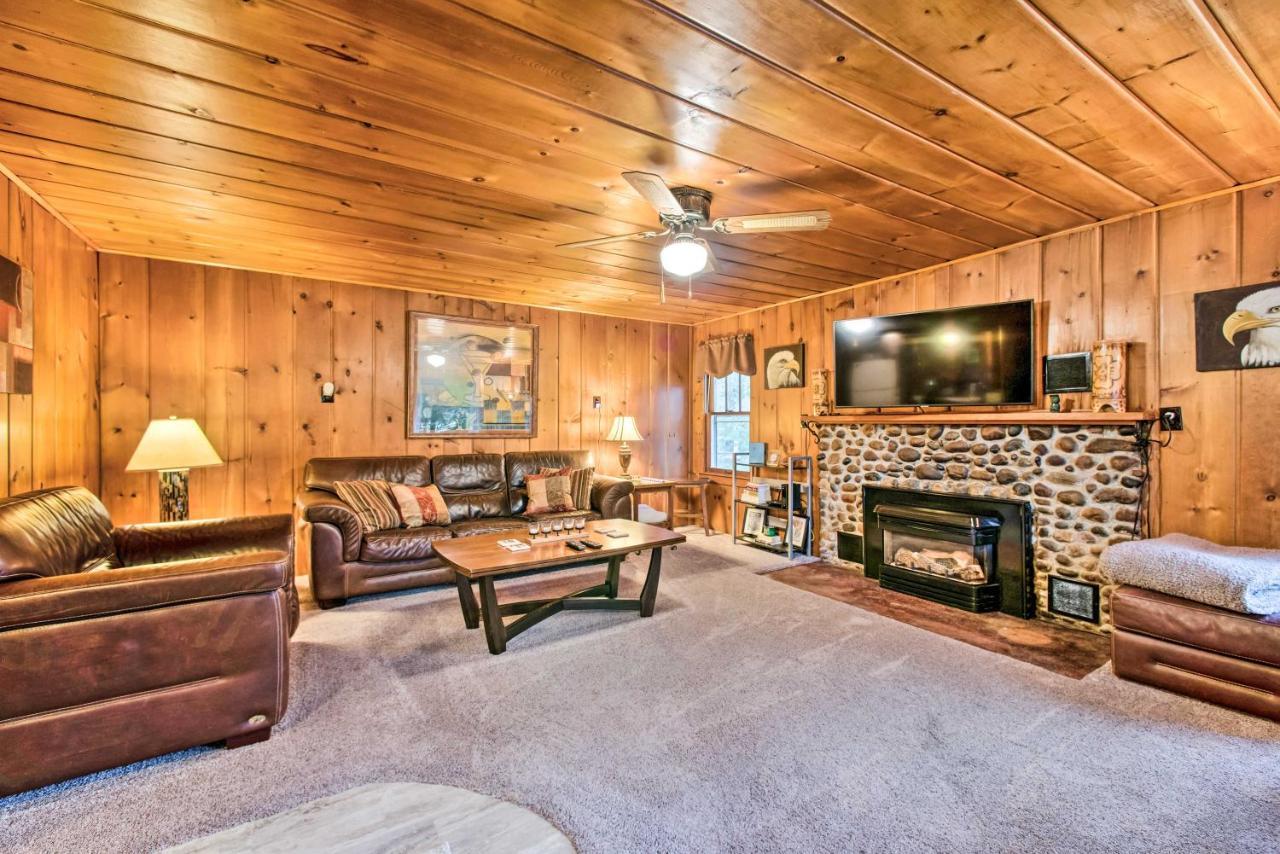 East Tawas Cabin With Deck, Backyard And Fire Pit! מראה חיצוני תמונה