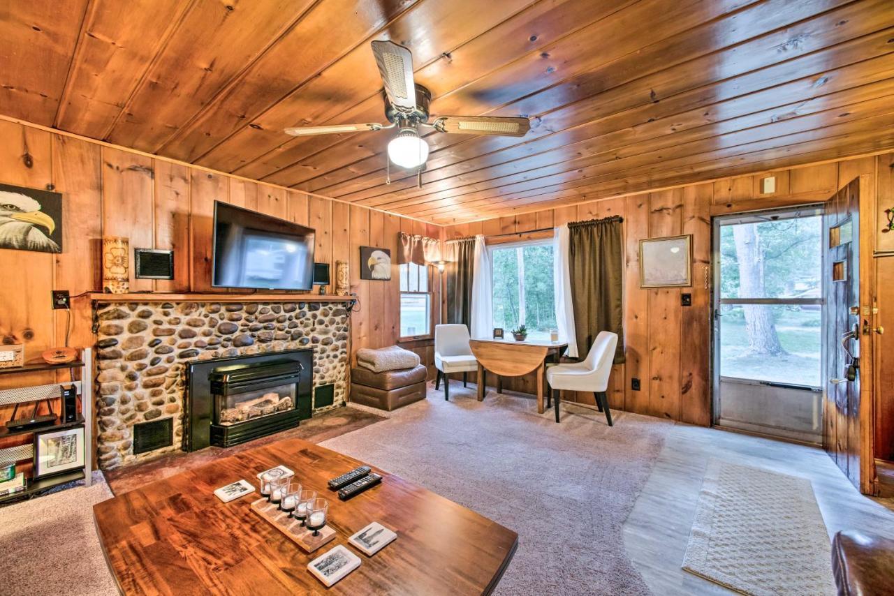 East Tawas Cabin With Deck, Backyard And Fire Pit! מראה חיצוני תמונה