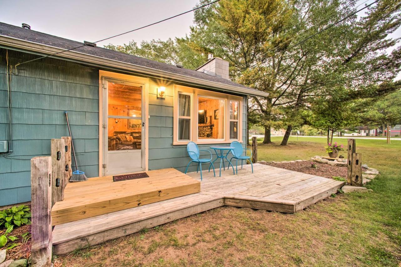 East Tawas Cabin With Deck, Backyard And Fire Pit! מראה חיצוני תמונה
