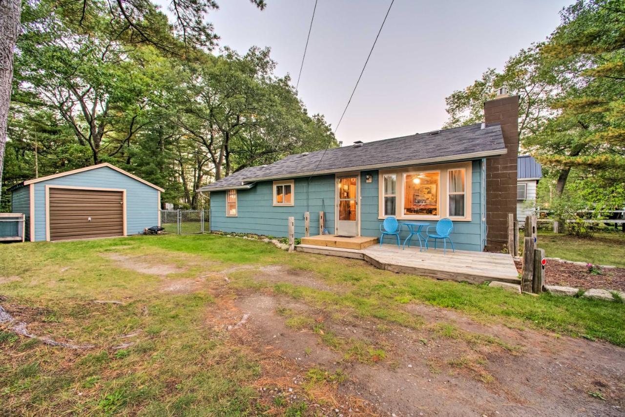East Tawas Cabin With Deck, Backyard And Fire Pit! מראה חיצוני תמונה