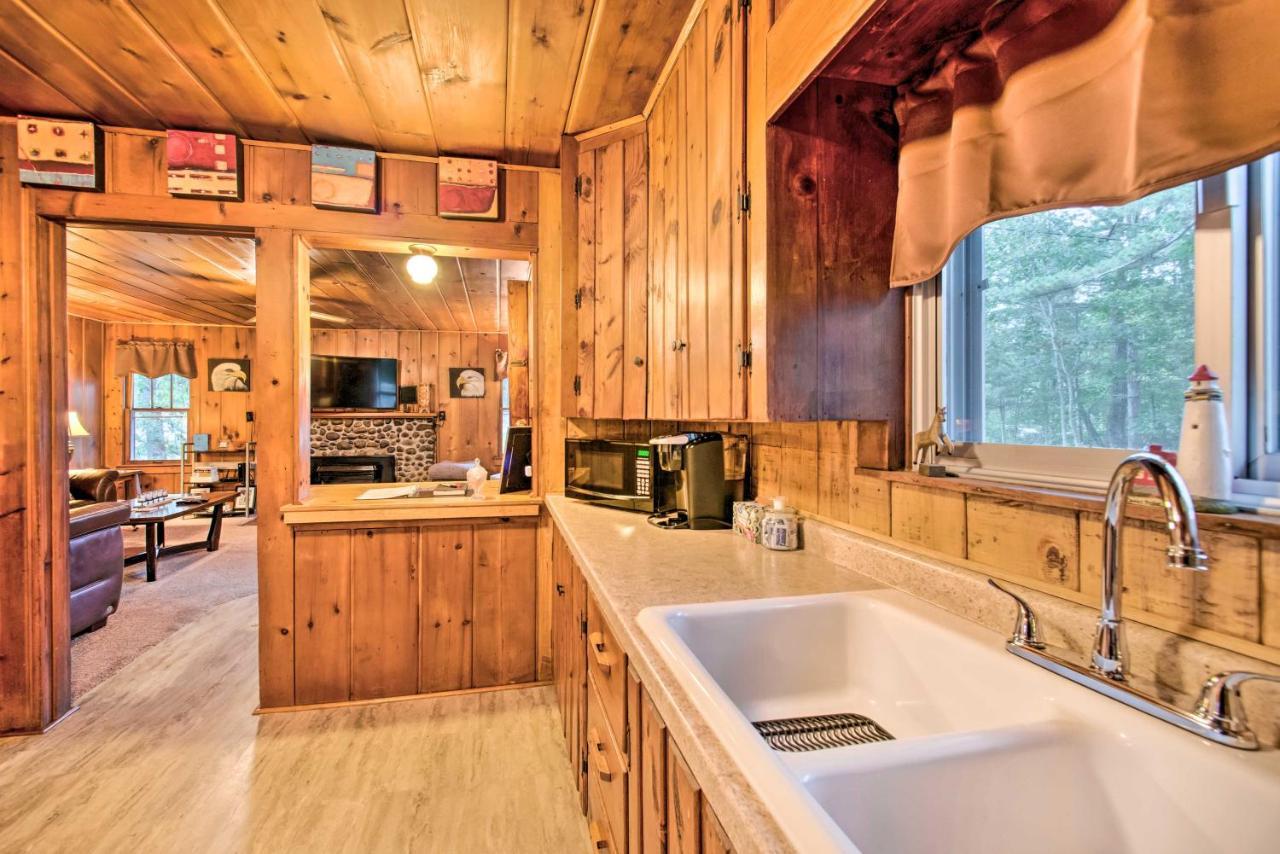 East Tawas Cabin With Deck, Backyard And Fire Pit! מראה חיצוני תמונה