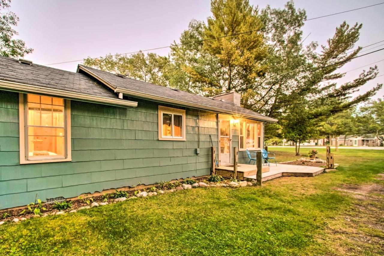 East Tawas Cabin With Deck, Backyard And Fire Pit! מראה חיצוני תמונה
