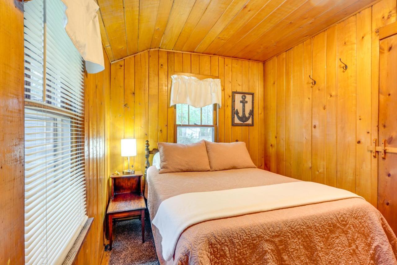 East Tawas Cabin With Deck, Backyard And Fire Pit! מראה חיצוני תמונה