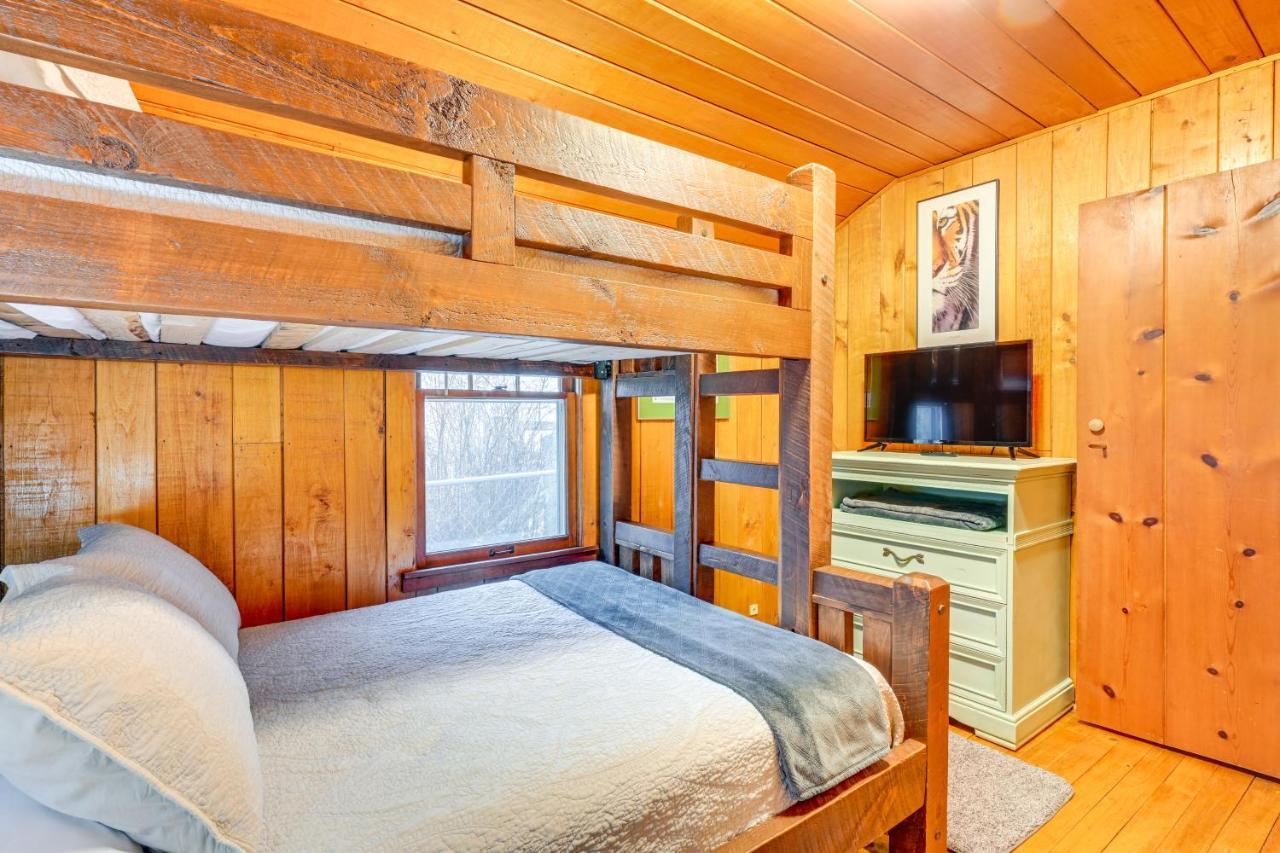 East Tawas Cabin With Deck, Backyard And Fire Pit! מראה חיצוני תמונה